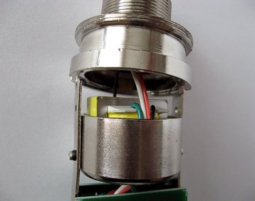 T.BONE SC-450 - výstupní transformátor ve stínícím krytu