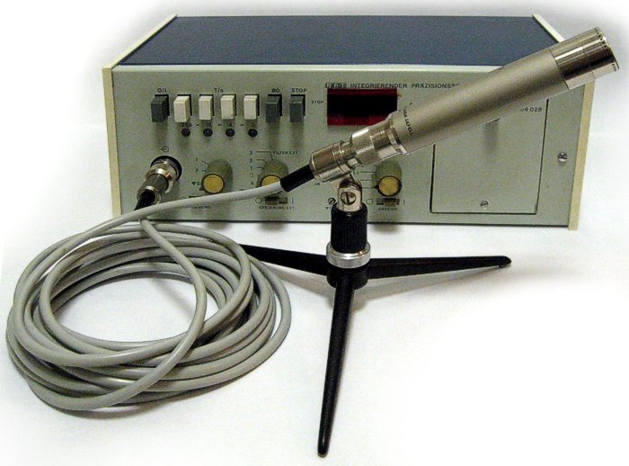 Mikrofon RFT MV102 Nr.17042 s mikrofonní vložkou RFT MK102 Nr.19876 s měřícím přístrojem RFT INTEGRIERENDER PRAZISIONSSCHALLPEGELMESSER 00026¨Nr.12005