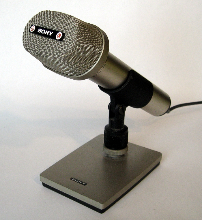 Mikrofon SONY EMC-99 na stolním stojánku SONY A-16