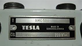 Napaječ TESLA AMC500 typový štítek