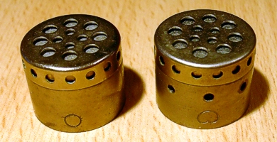 Zleva: mikrofonní vložka MMC310 Nr.00462, mikrofonní vložka MMC410 Nr.00541