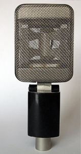 Páskový (ribbon) mikrofon - čelní pohled