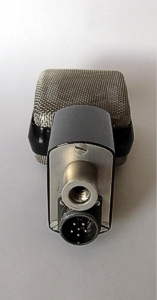 Páskový (ribbon) mikrofon - spodní pohled