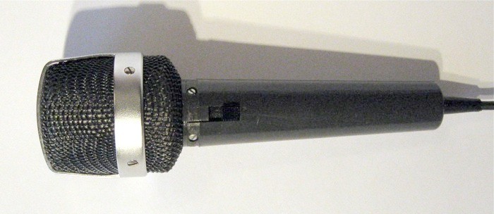 Mikrofon UHER M516 pohled na přepínač nízkých kmitočtů